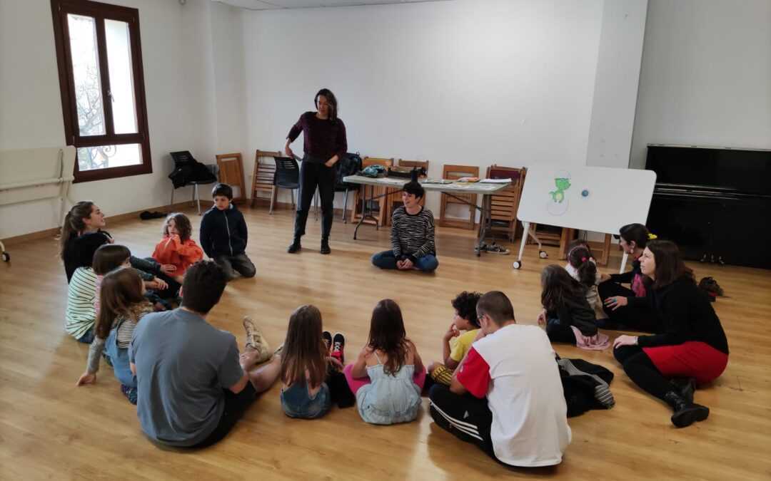 Actividad de cuentacuentos con niñas y niños en Lluïsos de Gràcia